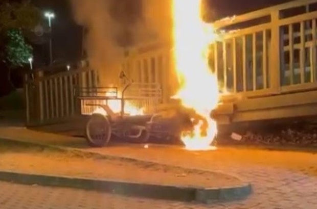Bursa'da elektrikli bisiklet alev alev yandı