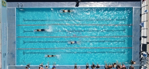 Bin 570 metre rakımdaki havuzda yüzmeyi öğreniyorlar