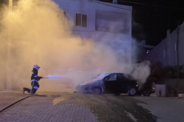 Bodrum'da otomobilde çıkan yangın hasara yol açtı