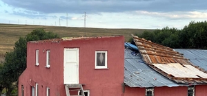 Ardahan'da kuvvetli rüzgar bazı evlerin çatısını uçurdu