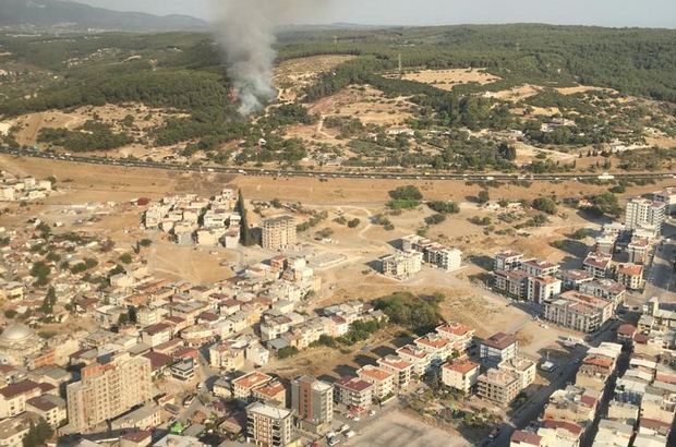 İzmir'de ormanlık alanda çıkan yangına müdahale ediliyor 