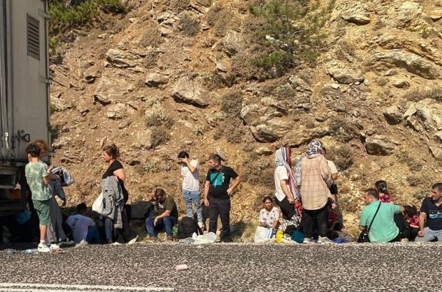 Muğla'da park halindeki kamyon kasasında 72 düzensiz göçmen yakalandı