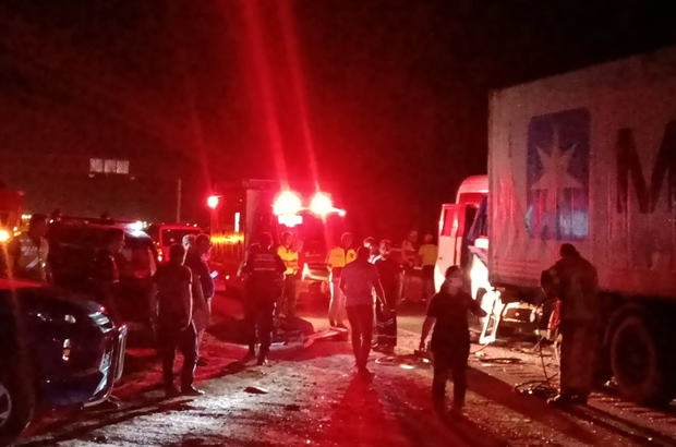 İzmir'de servis minibüsüyle tırın çarpışması sonucu 2 kişi öldü