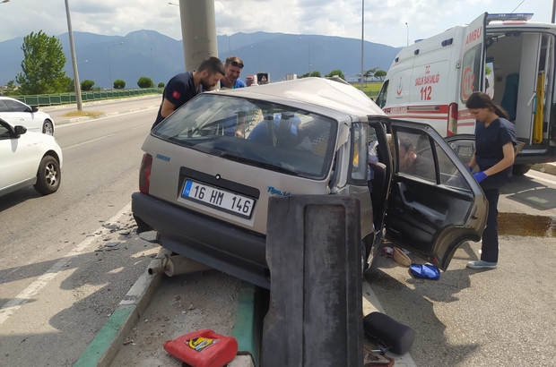 Bursa'da direğe çarpan otomobilin sürücüsü ağır yaralandı