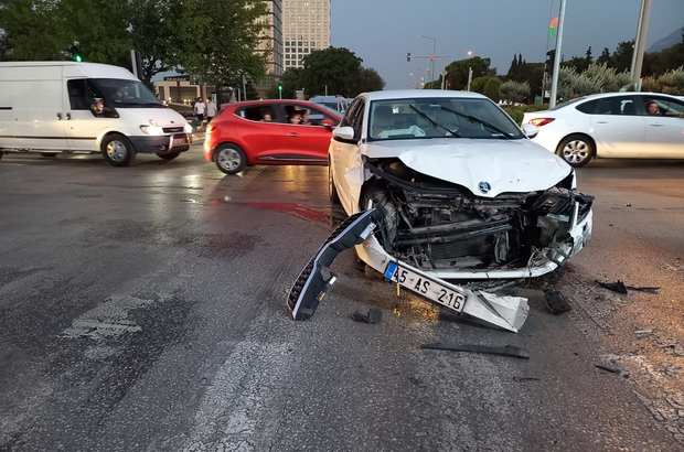 Manisa'da iki otomobilin çarpışması sonucu 2 kişi yaralandı