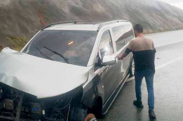 Bursa'da kontrolden çıkan kamyonet kaza yaptı: 4 yaralı