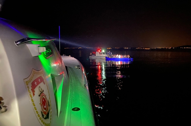 İzmir açıklarında lastik botlardaki 124 düzensiz göçmen yakalandı 