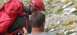 Aladağlar'da yoğun sis nedeniyle yolunu kaybeden dağcı kurtarıldı