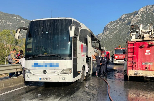 Antalya'da yolcu otobüsünde çıkan yangın hasara neden oldu