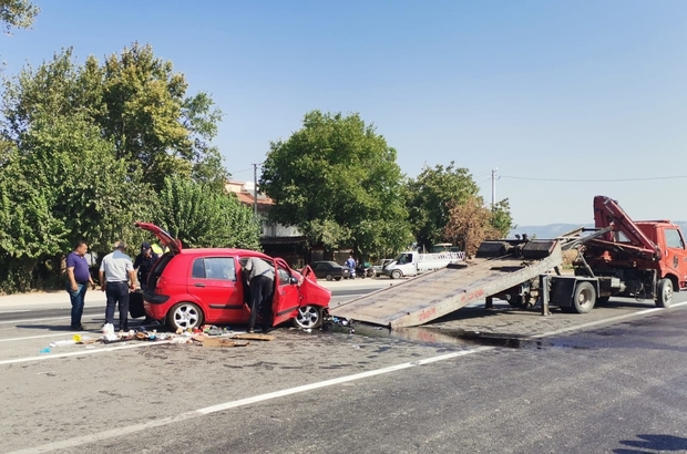 İzmir'de kamyon ile otomobilin çarpıştığı kazada 3 kişi yaralandı