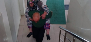 Nüfus müdürlüğü memuru, yaşlı kadını 1. kattaki müdürlük ofisine sırtında taşıdı 