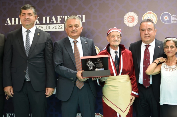 Antalya'da 77 yıllık terzi "yılın ahisi" seçildi 