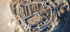 Çocuklar Arkeoparka dönüştürülen Urartu şehrinde satranç oynadı