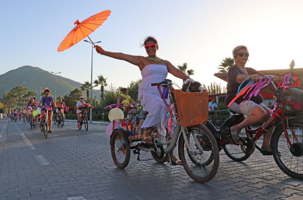 Fethiye'de "Süslü Kadınlar Bisiklet Turu" düzenlendi