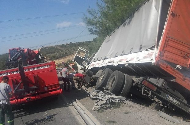 İzmir'de freni boşalan kamyon şarampole devrildi