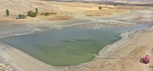 Sivas'ta kuruyan göle itfaiye ekipleri su takviyesi yapıyor