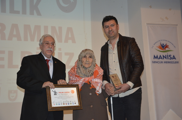 Demirci'de 89 yaşındaki gazeteci Esma Erdem yılın ahisi seçildi
