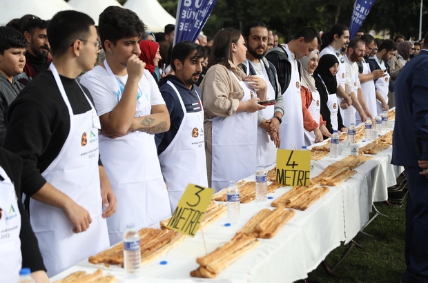 Bursa Gastronomi Festivali'nde "En uzun börek yeme yarışması" düzenlendi