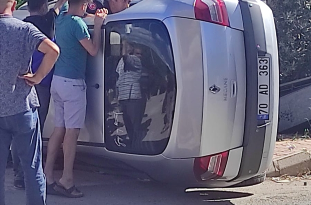 Kumluca'da ilçesinde elektrik panosuna çarpan otomobilin sürücüsü yaralandı