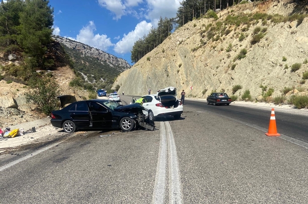 Antalya'da iki otomobil çarpıştı, 4 kişi yaralandı