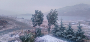 Bayburt'un yüksek kesimlerine kar yağdı