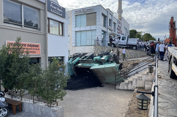Bodrum'da asfalt kamyonu iş yerinin bahçesine devrildi