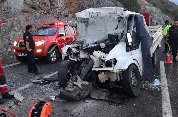 Muğla'da kamyonetin çekiciye çarptığı kazada 1 kişi öldü