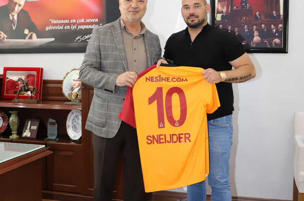 Galatasaraylı eski futbolcu Sneijder, Saruhanlı Belediyesi'ni ziyaret etti