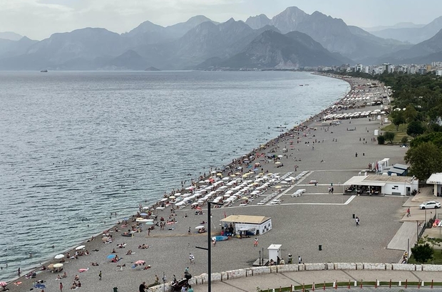 Antalya'da sıcak hava, kent sakinleri ile turistleri sahillere çekti