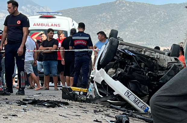 Antalya'da iki otomobilin çarpıştığı kazada 1 kişi öldü, 4 kişi yaralandı