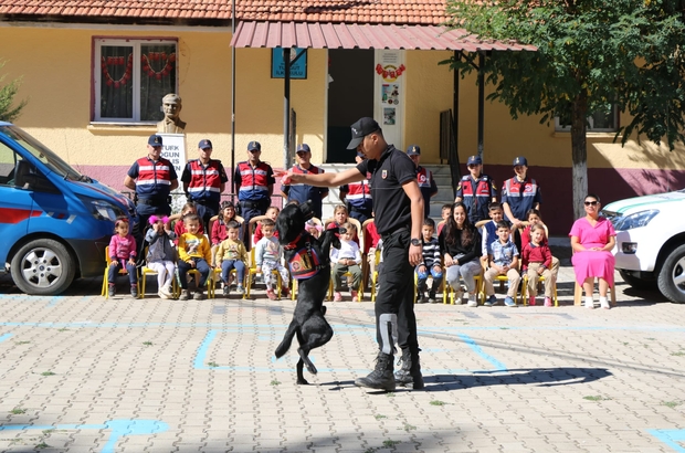 Muğla'da jandarma ekipleri arama kurtarma köpeğiyle öğrencilere gösteri yaptı