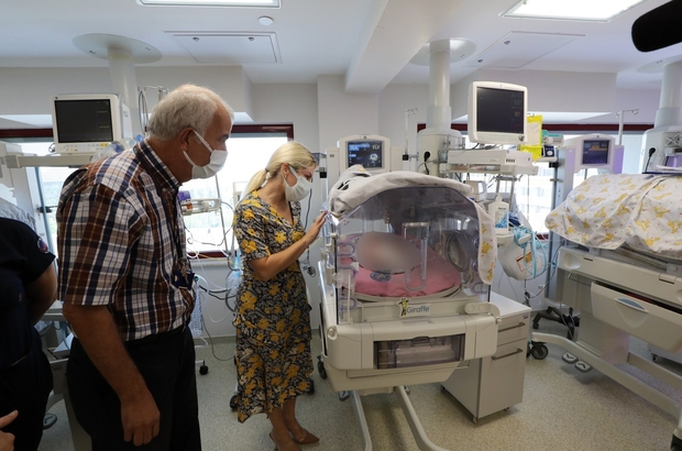 Türkiye'nin ikinci rahim nakliyle dünyaya gelen bebek ve annesinin tedavisi sürüyor