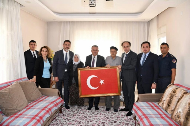Antalya Valisi Ersin Yazıcı, Korkuteli'de şehit ailesini ziyaret etti