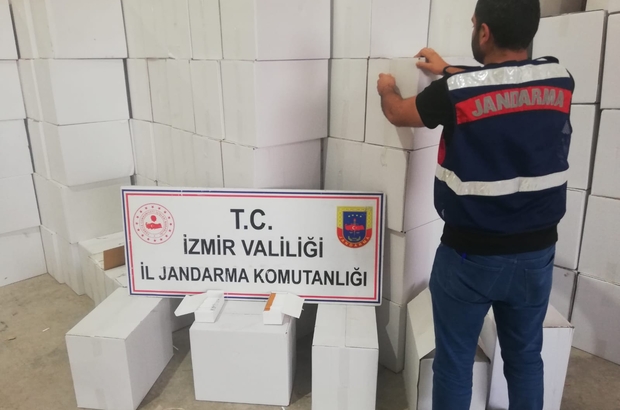 İzmir'de bir depoda 15 bin makaron ele geçirildi
