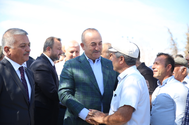 Dışişleri Bakanı Çavuşoğlu, Manavgat'ta yeni evlerine kavuşan aileleri ziyaret etti