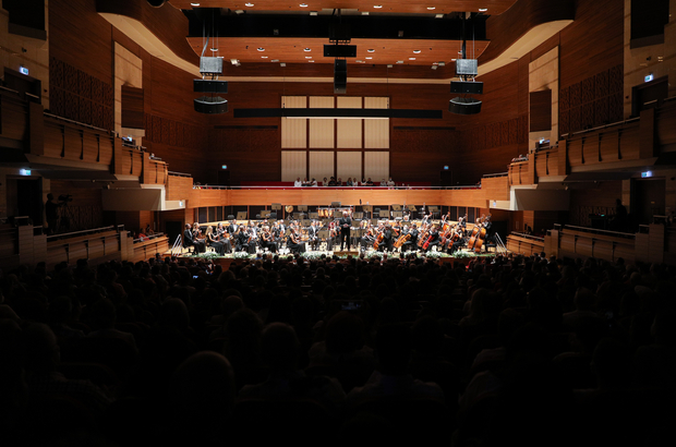 İzmir Devlet Senfoni Orkestrası sezona Macar şef Varga ile "merhaba" dedi