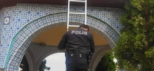 Eskişehir'de şadırvanın çatısında mahsur kalan kedi yavrusu kurtarıldı