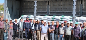 Sarıveliler Kaymakamı Mehmet Bircan çiftçilere gübre dağıttı