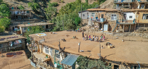 Öğretmenler "Masalcı Nine" ve "Muciddin" karakterleriyle köylerde çocuklarl...