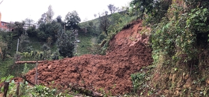 Rize'de yağış ve toprak kayması nedeniyle köy yolları kapandı