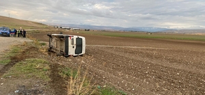 Amasya'da minibüs devrildi 3 kişi yaralandı