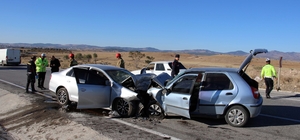 Uşak'ta iki aracın çarpıştığı trafik kazasında 1 kişi öldü, 4 kişi yaraland...