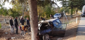 Isparta'da ağaca çarpan otomobildeki 4 üniversite öğrencisinden biri öldü, 3'ü yaralandı