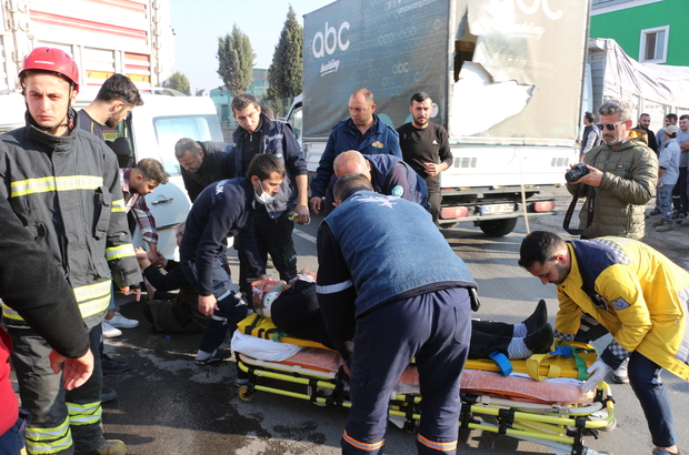Manisa'da tıra çarpan hafif ticari araçtaki 3 kişi yaralandı