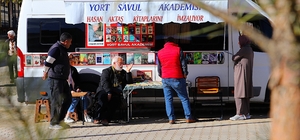 Gezgin yazar kitaplarını okurun ayağına götürüyor