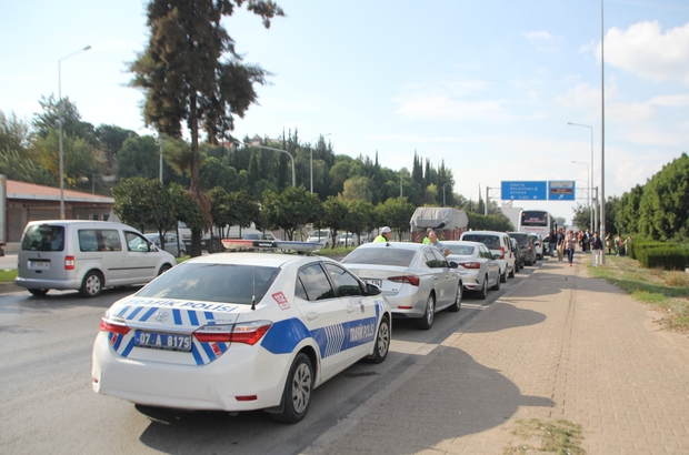 Antalya'da 8 aracın karıştığı kazada sürücü ve yolcular yara almadan kurtuldu