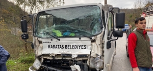 Ordu'da çöp kamyoneti ile kamyonun çarpıştığı kazada 2 kişi yaralandı