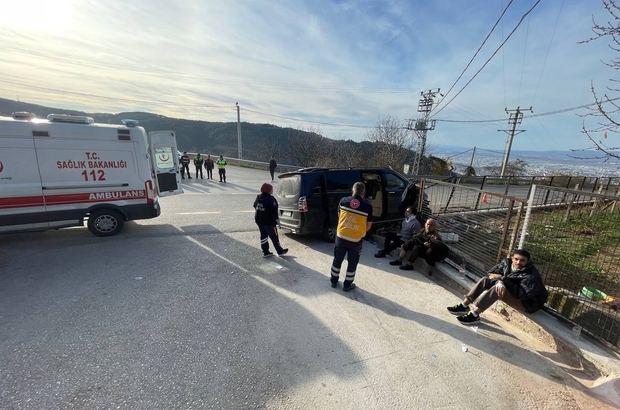 Bursa'da duvara çarpan tur minibüsünün sürücüsü ve 7 turist yaralandı