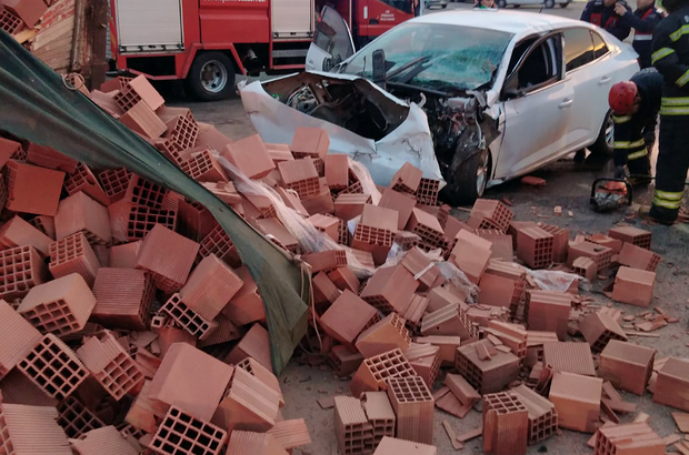 İzmir'de kamyonla çarpışan otomobilin sürücüsü öldü