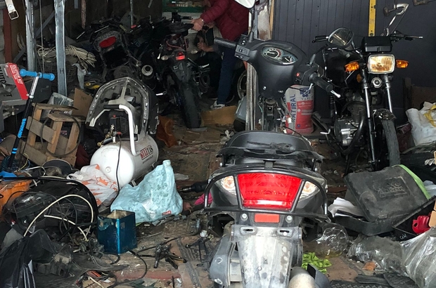 Bursa'da çalıntı motosikletleri "ameliyathane" olarak adlandırdığı depoda parçalayan zanlı yakalandı